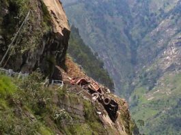 हिमाचल के किन्नौर में बड़ा भूस्खलन, मलबे में बस समेत कई गाड़ियां दबी, 2 शव बरामद, 25-30 यात्री लापता