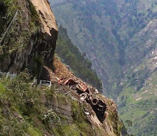 हिमाचल के किन्नौर में बड़ा भूस्खलन, मलबे में बस समेत कई गाड़ियां दबी, 2 शव बरामद, 25-30 यात्री लापता