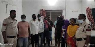 पुलिस ने जंगल किनारे 8 जुआरियों को पकड़ा.. दो बोलेरो, दो कार जब्त..