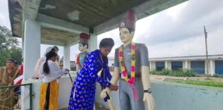 भाइयों की मूर्ति को राखी बांधती हैं बहने, IED ब्लास्ट में हुए थे शहीद