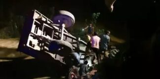 CG BREAKING: बाइक को बचाने के चक्कर में ट्रैक्टर पुलिया के नीचे गिरी, 18 लोग घायल