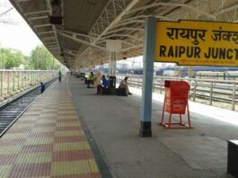 रायपुर रेलवे स्टेशन में चलती ट्रेन में चढ़ने का प्रयास, ट्रेन से कटने के बाद युवक स्टेशन में ही तड़प रहा