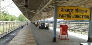 रायपुर रेलवे स्टेशन में चलती ट्रेन में चढ़ने का प्रयास, ट्रेन से कटने के बाद युवक स्टेशन में ही तड़प रहा
