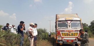 ट्रक ने बाइक सवार को मारी ठोकर… युवक की हालत गंभीर… चालक ट्रक छोड़ कर फरार हो गया