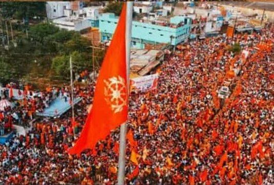 कवर्धा में जिस बात पर हुआ था दंगा, उसी शहर में साधु-संतों ने फहराया 108 फीट ऊंचे खंभे पर भगवा झंडा