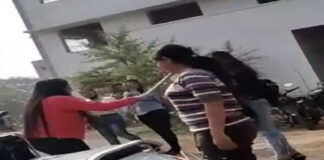 छत्तीसगढ़: छात्राओं के दो गुटों में जमकर हुई मारपीट, लात-घूंसे के साथ डंडे भी चलाए