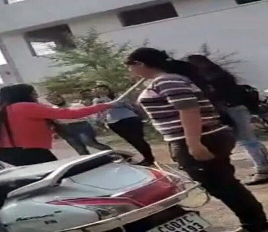 छत्तीसगढ़: छात्राओं के दो गुटों में जमकर हुई मारपीट, लात-घूंसे के साथ डंडे भी चलाए