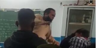 कोरबा NTPC सेंट्रल स्कूल में टीचर ने 9वीं के स्टूडेंट को क्लासरूम के अंदर बाल पकड़-पकड़कर मारा थप्पड़..