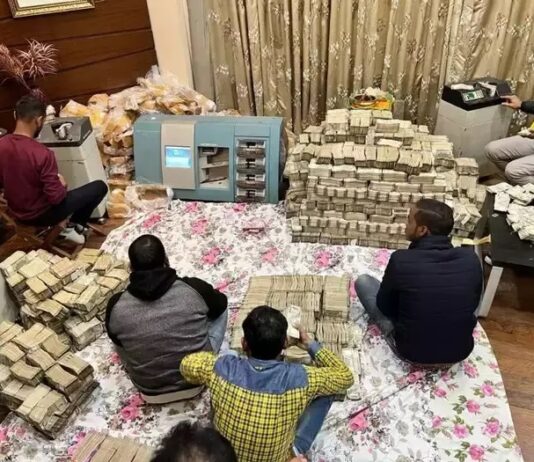 नोटों से खचाखच भरी अलमारियां: कारोबारी के ठिकानों पर जीएसटी छापा, मिला इतना कैश कि 24 घंटे से जारी है नोटों की गिनती… 4 मशीनें कम पड़ीं