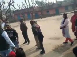 ध्वजारोहण के बाद स्कूल में नहीं बांटी गई मिठाई, गांववालों ने की टीचर्स की पिटाई