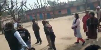 ध्वजारोहण के बाद स्कूल में नहीं बांटी गई मिठाई, गांववालों ने की टीचर्स की पिटाई