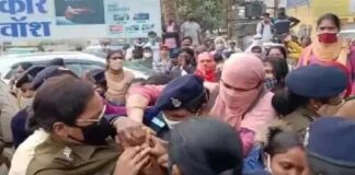 महिलाओं ने IPS रत्ना सिंह का कॉलर खींचा, टूट गया बैच