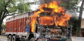 छत्तीसगढ़: चलती ट्रक में अचानक लगी आग… सामने का हिस्सा पूरी तरह जलकर हुआ खाक