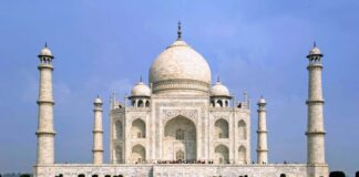 ताजमहल के बाहर भारी हंगामा, लोगों की लगी भीड़