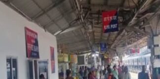 बिलासपुरः रेलवे स्टेशन में 2 पक्षों में भारी बवाल, महिला यात्री को लगा पैर तो शुरू हुआ झगड़ा, फिर बाहरी लोगों को बुलाकर छात्रों को पिटवाया