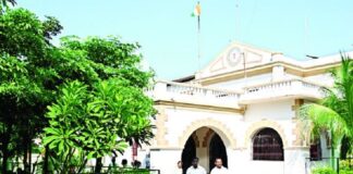 देर से आने वाले कर्मचारियों का अब कटेगा वेतन, कार्रवाई के लिए कलेक्टर समेत 8 को जारी हुआ नोटिस