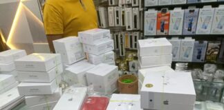 रायपुर के रवि भवन में पुलिस की रेड… एप्पल ब्रांड के नकली मोबाइल ऐसेसिरीज का जखीरा मिला… तीन कारोबारी गिरफ्तार…