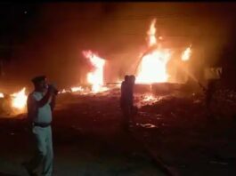 मेडिकल छात्रों का हंगामा, 4 को जिंदा जलाने की कोशिश, दुकानें व गाड़ियां जलाईं