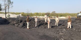 कोरबा: अंशु पलेरिया के यार्ड में पुलिस का छापा.. 40 टन अवैध कोयला जप्त