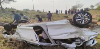सड़क हादसा: एग्जाम के बाद घूमने निकले दोस्तों की गाड़ी पलटी… सड़क से 20 फीट नीचे गिरी कार… 1 कि मौके पर हुई मौत