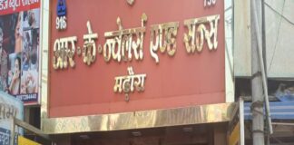 ज्वेलरी शॉप में दिनदहाड़े घुसे लुटेरों ने की अंधाधुंध फायरिंग, व्यवसायी समेत तीन को लगी गोलियां