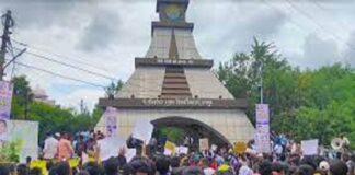 रविशंकर यूनिवर्सिटी मैदान में हादसा, युवती की कार अनियंत्रित होकर पेड़ से टकराई, एक की मौत, तीन घायल