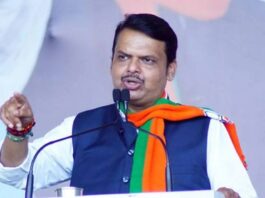 ‘हनुमान चालीसा पढ़ना देशद्रोह है, तो हम सब देशद्रोही हैं’ : फडणवीस की चुनौती