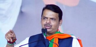 ‘हनुमान चालीसा पढ़ना देशद्रोह है, तो हम सब देशद्रोही हैं’ : फडणवीस की चुनौती