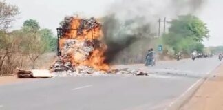 चलती ट्रक में लगी आग, बाल बाल बचे ट्रक ड्राइवर और कंडेक्टर