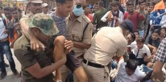 स्कूल का नाम बदलने पर छात्र -छात्राओं ने किया चक्काजाम