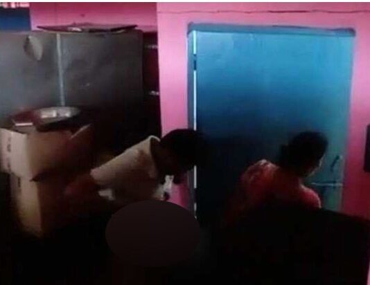 स्टोर रूम में महिला स्टाफ के साथ रंगरलिया मना रहा था स्कूल प्रिंसिपल, अश्लील वीडियो वायरल होने के बाद सस्पेंड