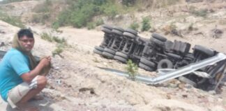 ब्रेकिंग कोरबा: कुसमुंडा बाईपास पर हादसा.. पुल के नीचे गिरा ट्रक