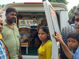 एंबुलेंस में पिता की लाश लेकर बैठी रहीं बेटियां, पर दादा और चाचा ने घर में घुसने नहीं दिया