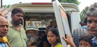 एंबुलेंस में पिता की लाश लेकर बैठी रहीं बेटियां, पर दादा और चाचा ने घर में घुसने नहीं दिया