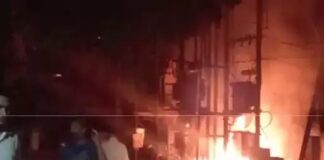 छत्तीसगढ़: कबाड़ की दुकान में आग, फूड स्टॉल को भी लिया चपेट में