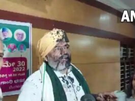 कर्नाटक में राकेश टिकैत पर फेंकी गई स्याही, हिरासत में तीन.. देखें वीडियो