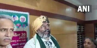 कर्नाटक में राकेश टिकैत पर फेंकी गई स्याही, हिरासत में तीन.. देखें वीडियो