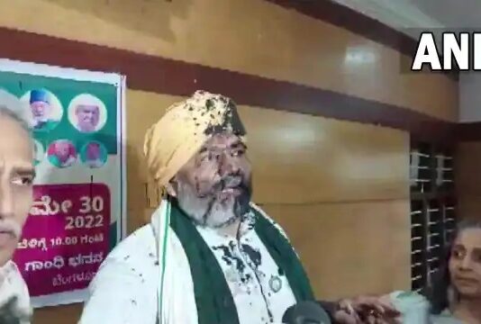कर्नाटक में राकेश टिकैत पर फेंकी गई स्याही, हिरासत में तीन.. देखें वीडियो