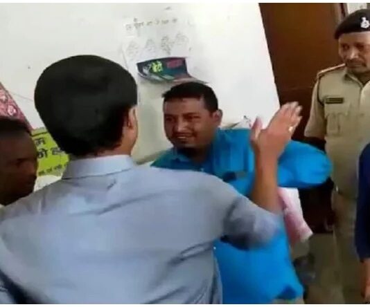 थप्पड़बाज SDM: महिला की जगह पति काम कर रहा था दफ्तर में, देखकर आग बबूला हुए एसडीएम, दनादन बरसाए थप्पड़…