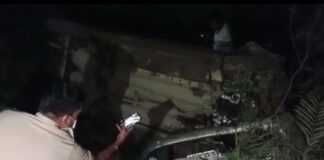 बालको रिंग रोड में बड़ा हादसा: वेगनआर पेड़ से टकराकर पूल से नीचे गिरी.. CSEB के गार्ड की मौत.. 2 घायल