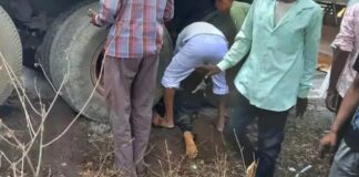 भीषण सड़क हादसा, ट्रक में फंसा बाइक सवार का शव