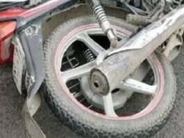 सामने से बाइक सवार ने मारी ठोकर, दो दोस्त घायल