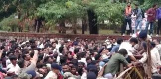 रेल्वे स्टेशन के बाहर पुलिस और आंदोलनकारियों के बीच हुई झूमाझटकी