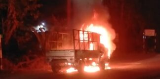कोरबा: सड़क पर दौड़ रहे मालवाहक में लगी आग, मौके पर पहुँची दमकल ने पाया आग पर काबू