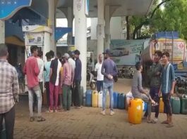 पेट्रोल-डीजल के लिए मारामारी, पेट्रोल पंप में लगी लंबी लाइनें