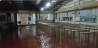 बारिश से पानी-पानी हुआ जिला अस्पताल, परेशान हो रहे मरीज और उनके परिजन
