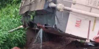 हादसे में डीजल टैंकर पलटा: डिब्बे, बाल्टी और जरकिन लेकर पहुंचे लोग