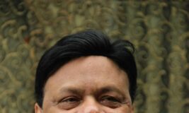 कैंसर से जूझ रहे परिवार के मुखिया की हुई मौत, दो मासूम बेटियों ने दी मुखाग्नि, मदद की दरकार