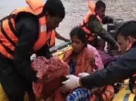 नदी किनारे कराई गई महिला की डीलवरी, जच्चा-बच्चा दोनों स्वस्थ