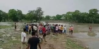 छत्तीसगढ़ बारिश के बाद टहलने निकले थे युवक, नाले में बहे